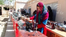 IDPs get carpet-weaving equipment